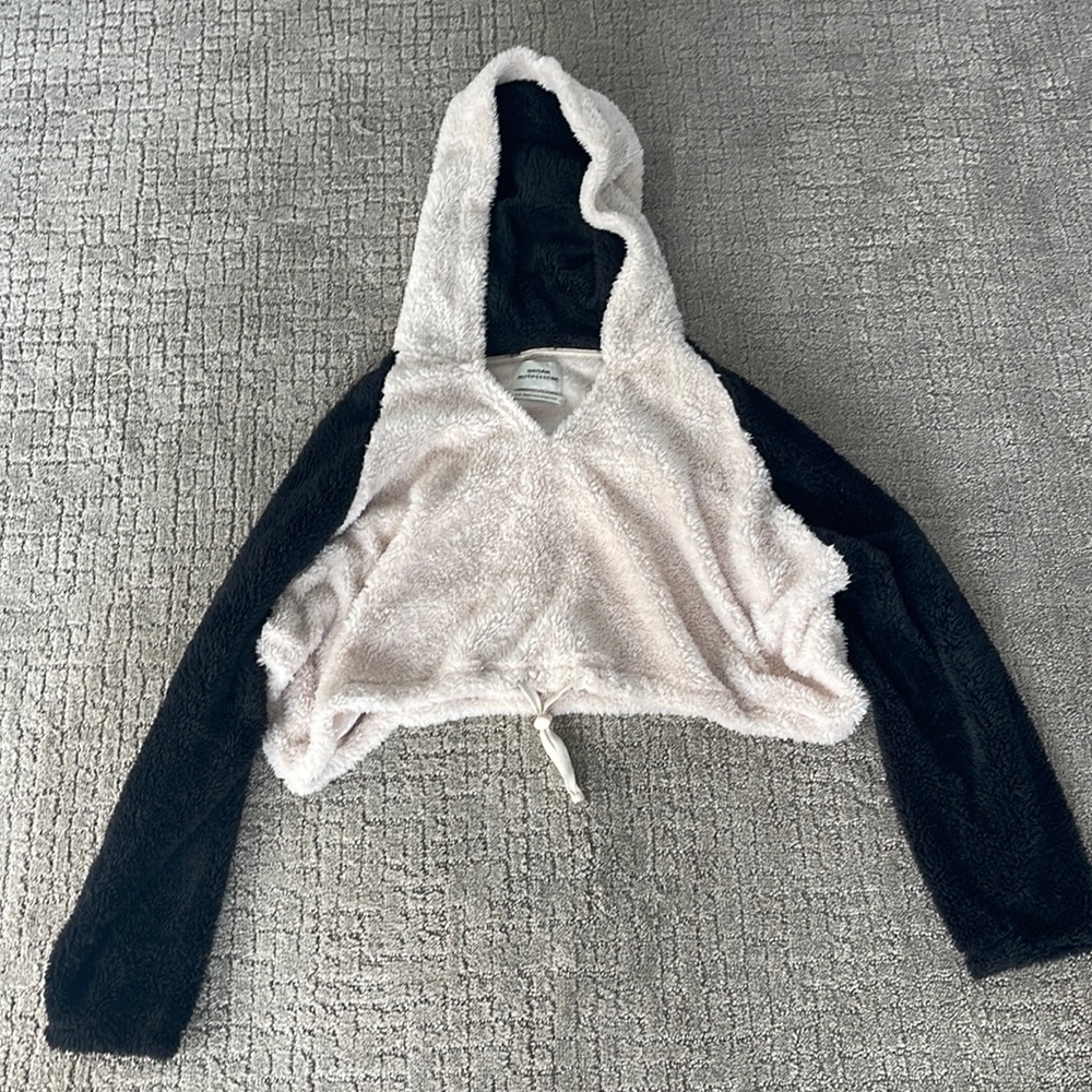 Cropped fuzzy sweatshirt